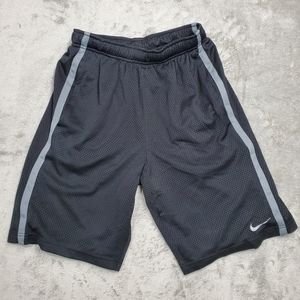 Nike Basketball Shorts Men’s Size small Black EUC.